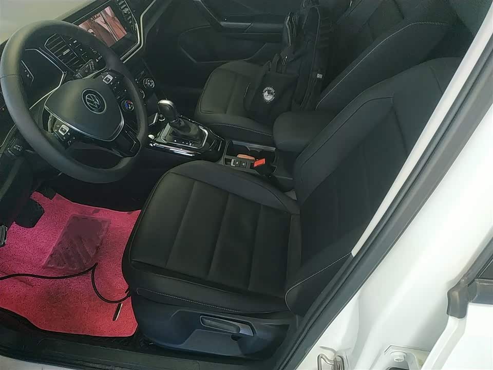 Volkswagen T-ROC exploring Songs