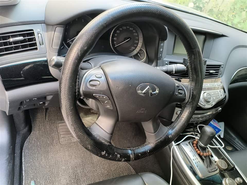 Infiniti Q70