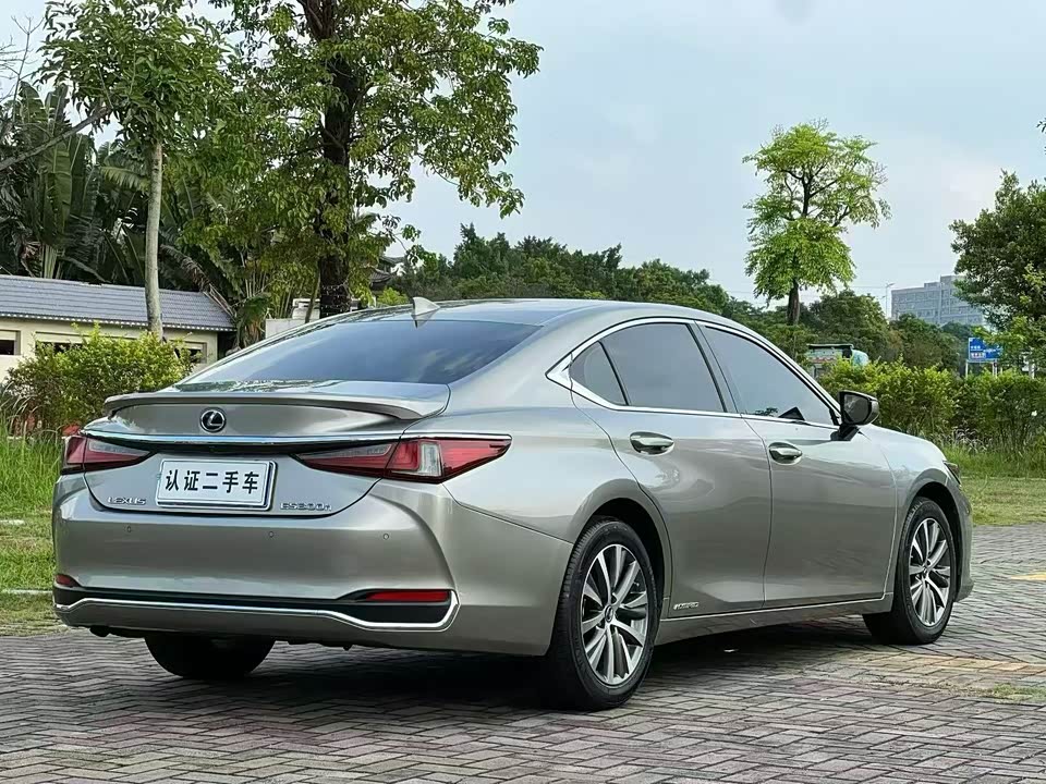 Lexus ES
