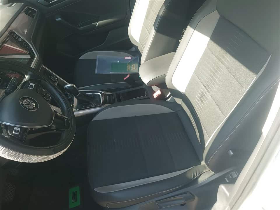 Volkswagen T-ROC exploring Songs