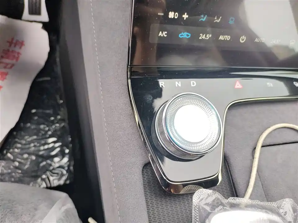 VOYAH Lantu chasing light