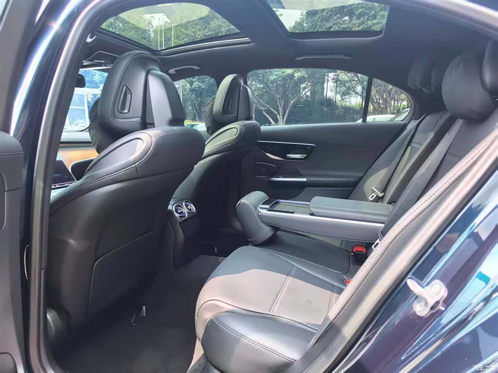 Mercedes-Benz C-Class, 2024 14