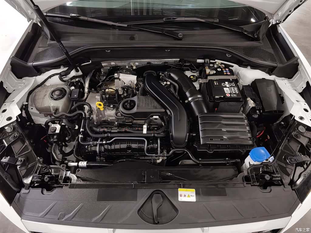 Audi Q2L, 2024 6