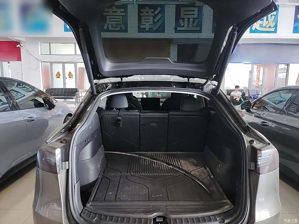 Tesla Model Y, 2023 19