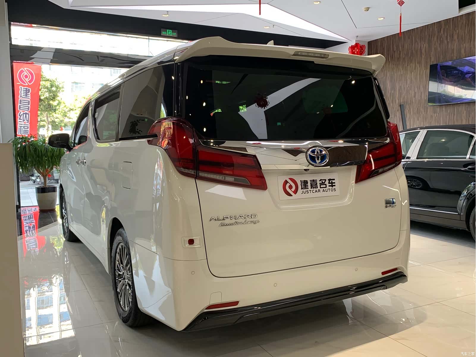 Toyota Alphard, 2022 3