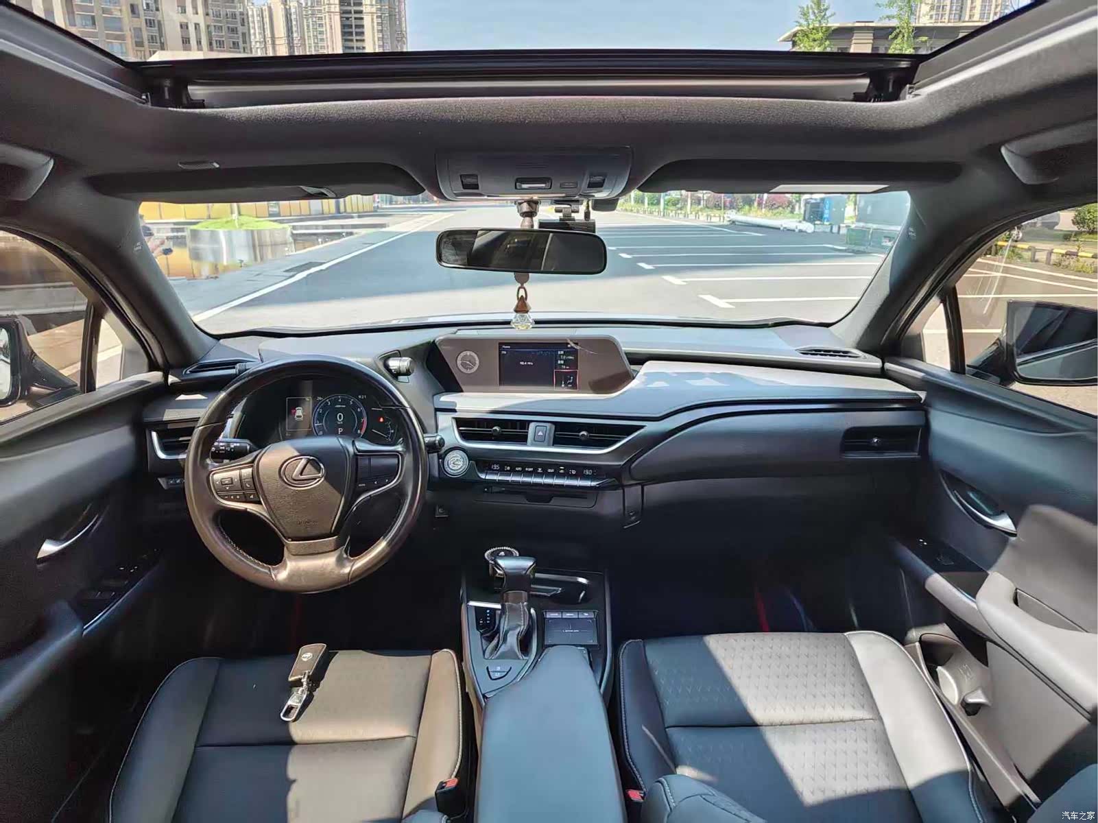 Lexus UX, 2022 4