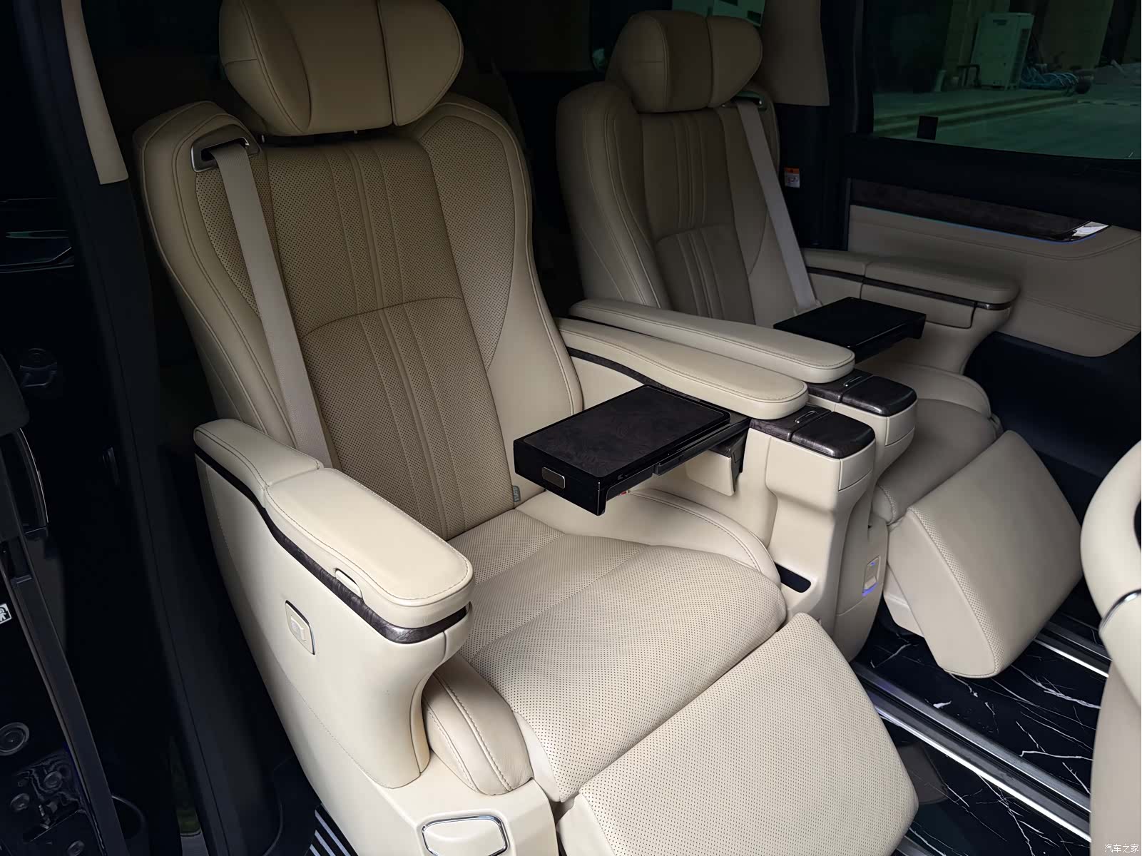 Toyota Alphard, 2023 11