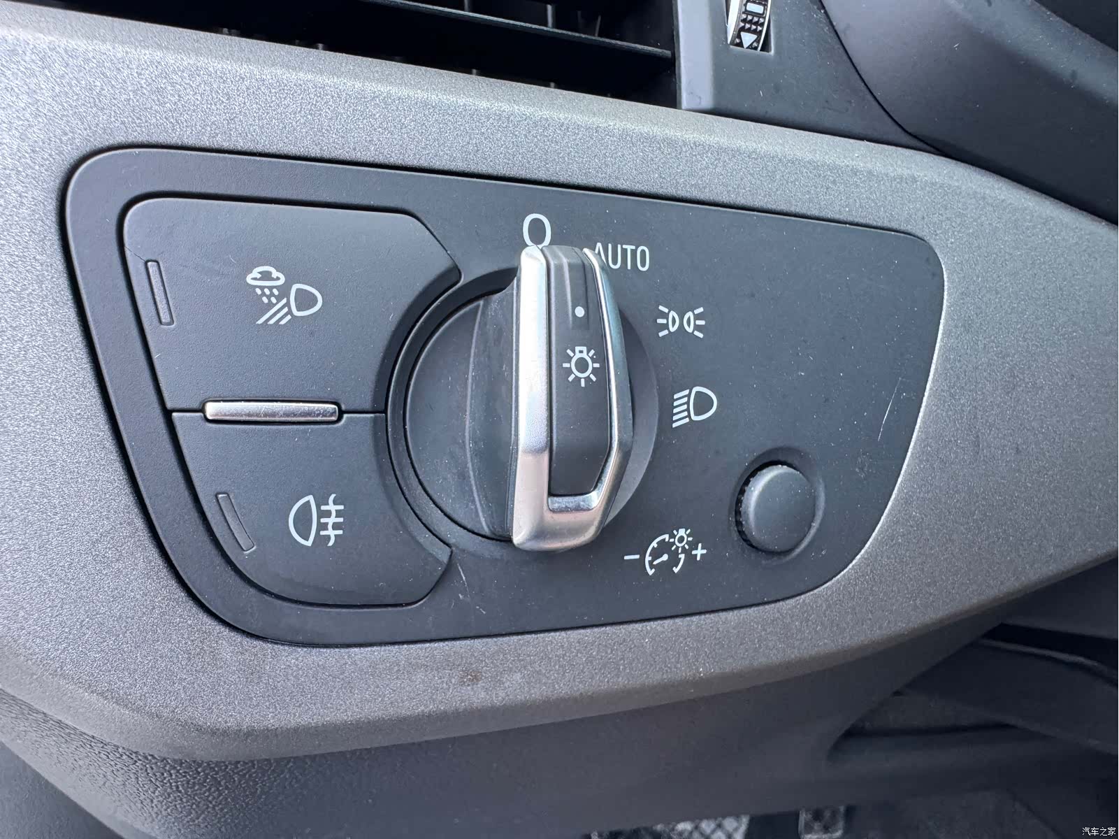 Audi A4L, 2019 13