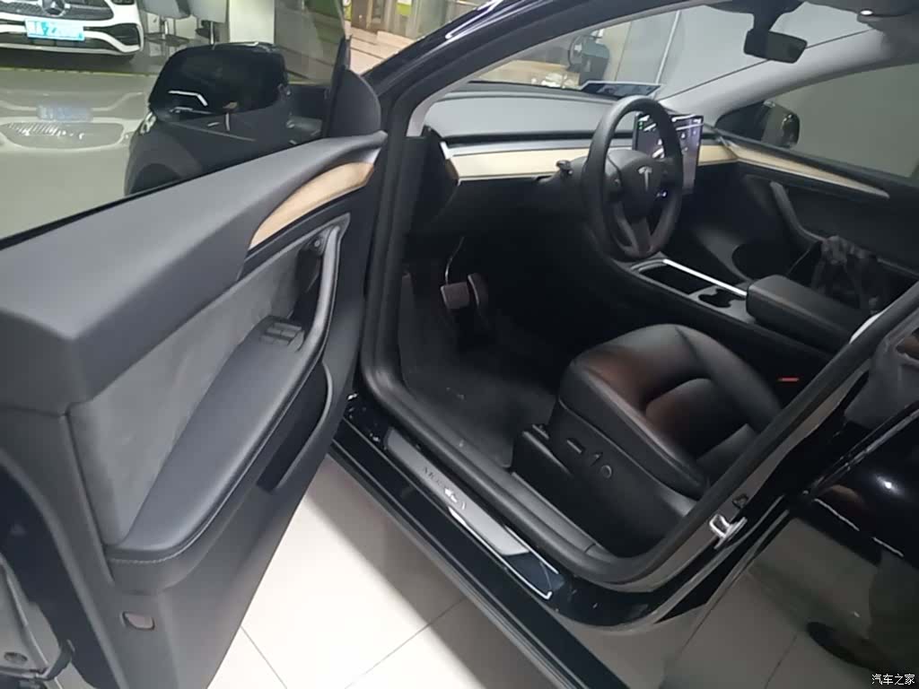 Tesla Model Y, 2023 15
