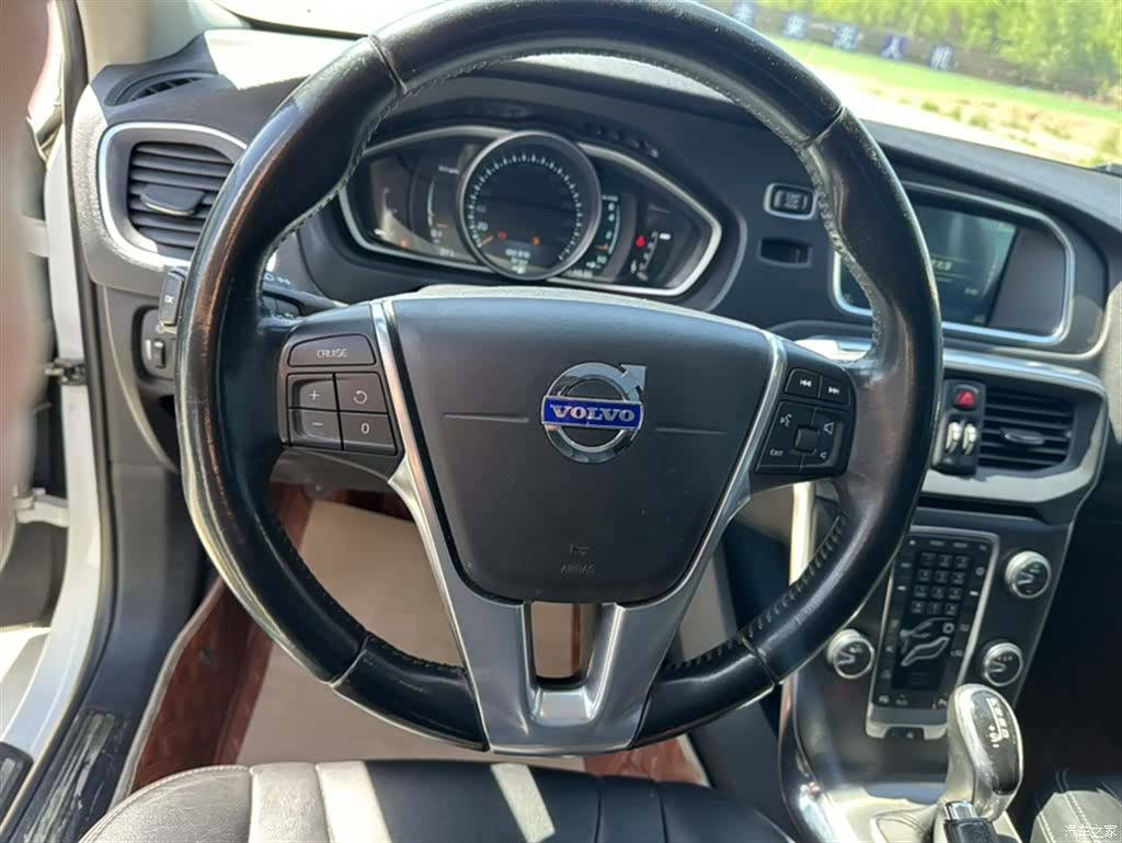 Volvo V40, 2014 3