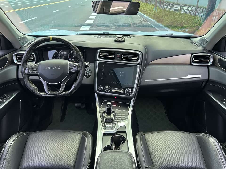 Lynk & Co 01