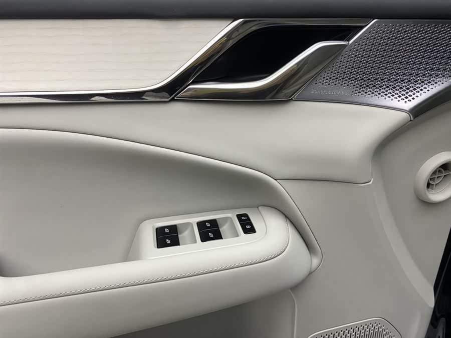 Volvo EM90 2026, фото 27