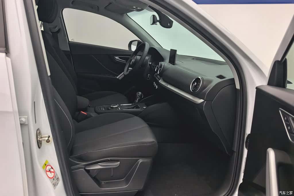 Audi Q2L, 2020 8