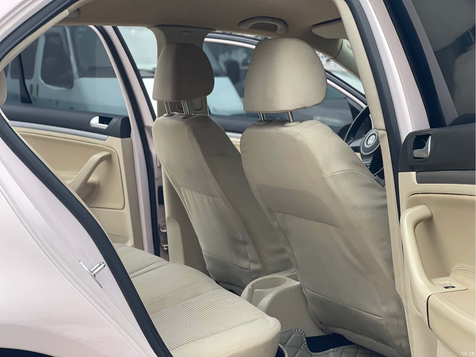 Volkswagen Sagitar, 2011 10