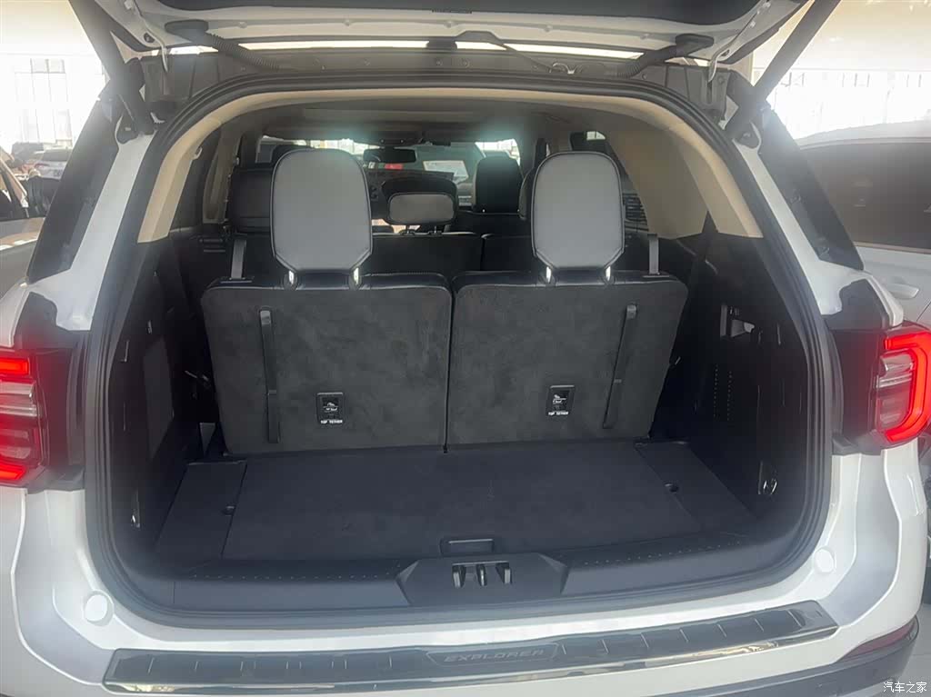 Ford Explorer, 2023 12