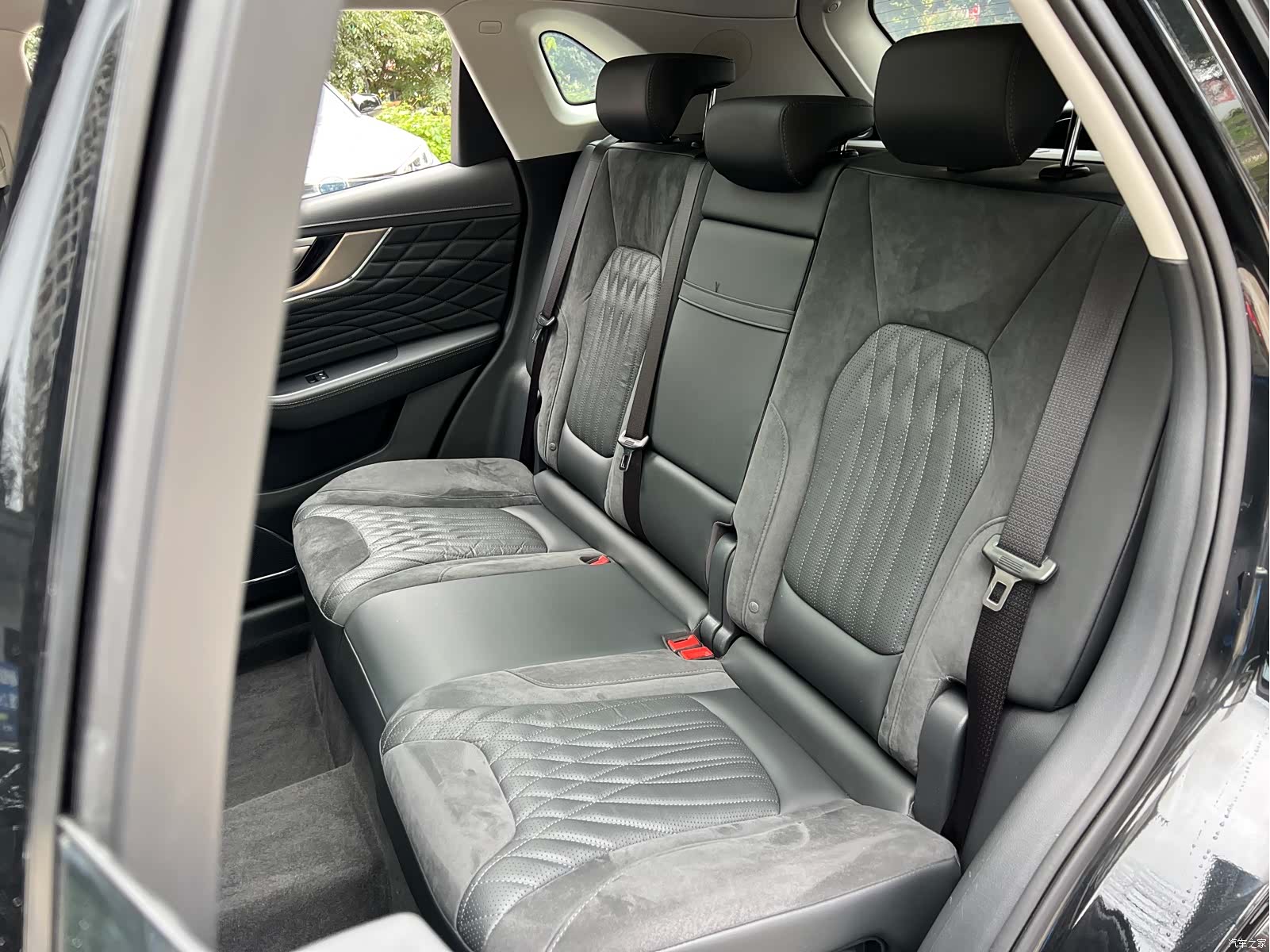 Hongqi HS5, 2023 12