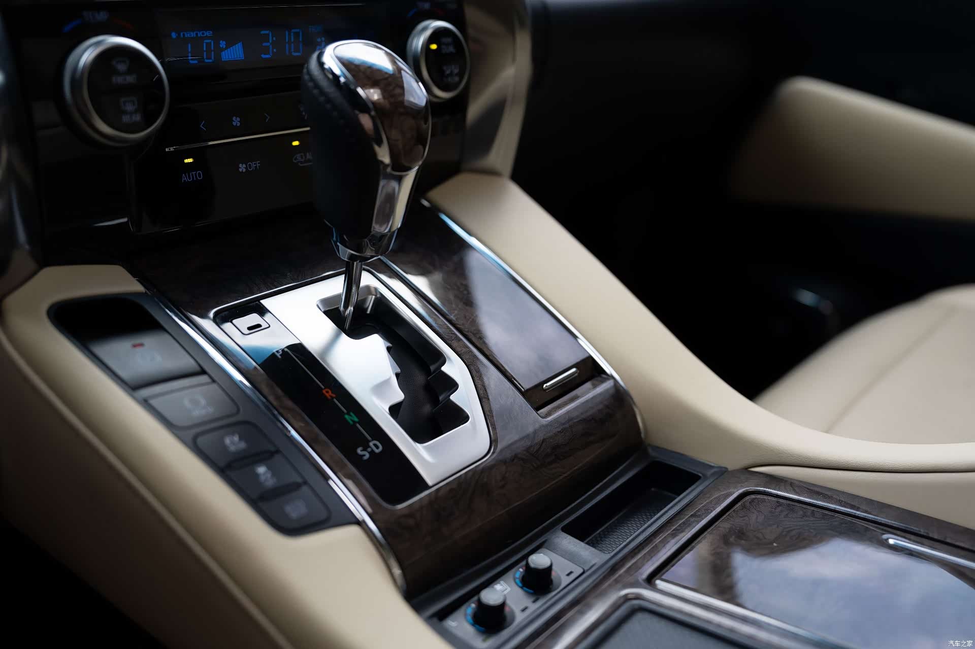 Toyota Alphard, 2022 все фото