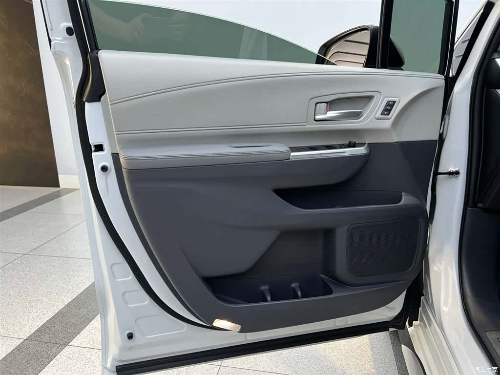 Toyota Granvia, 2024 13