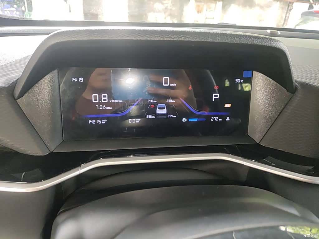 Geely Coolray, 2025 12