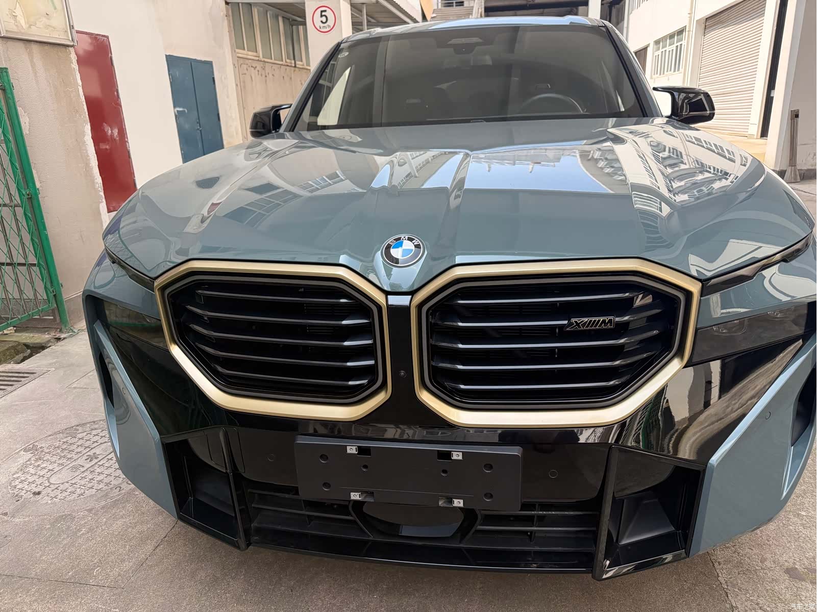 BMW XM, 1900 1