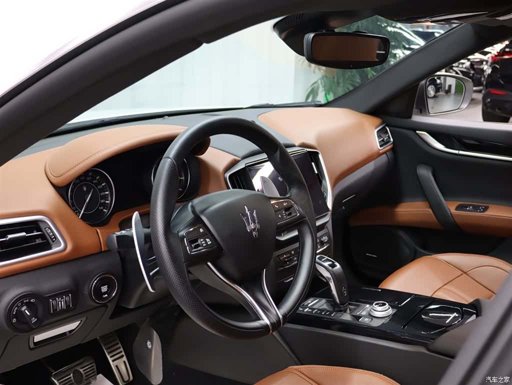 Maserati Ghibli, 2023 8