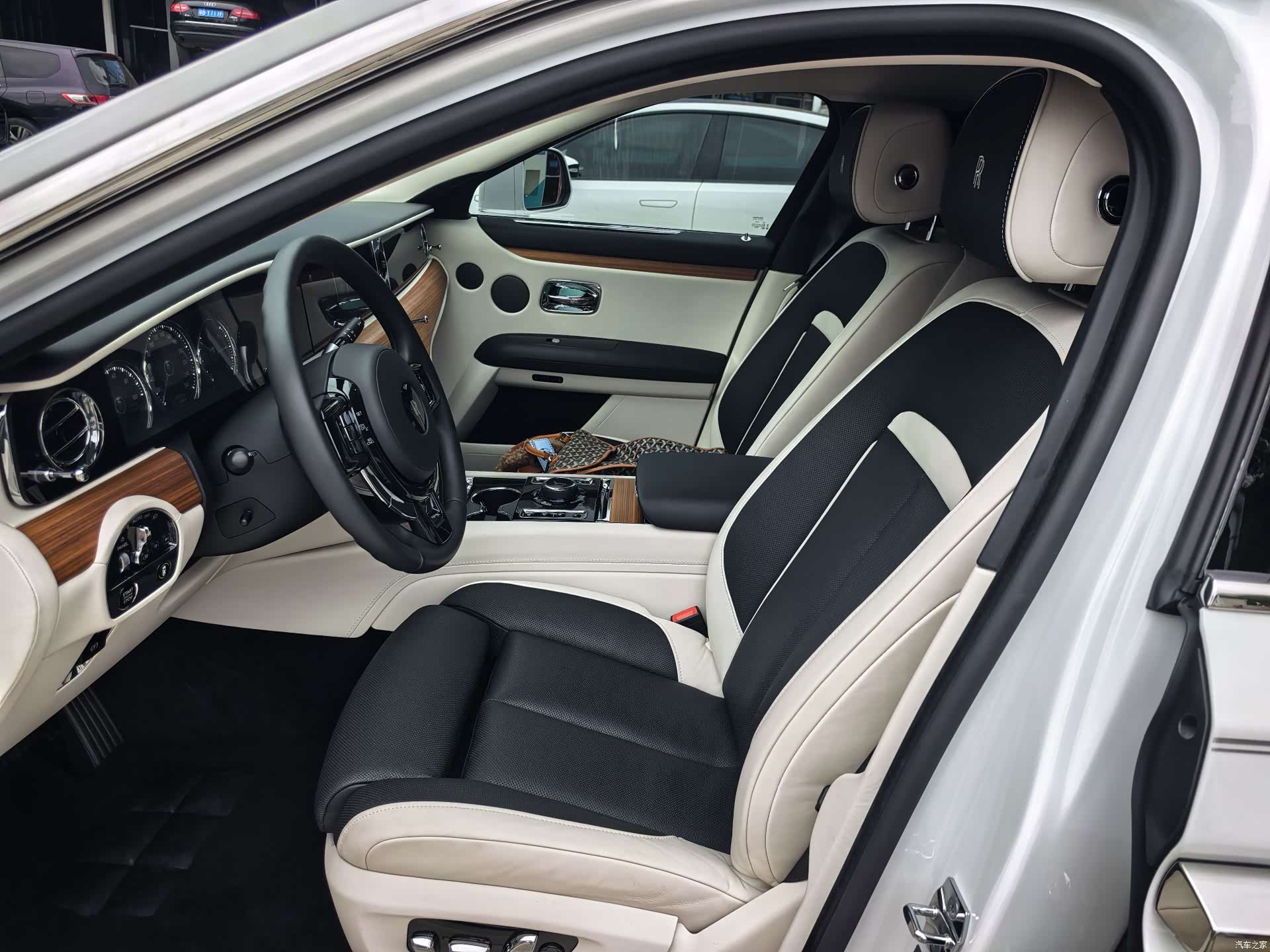 Rolls-Royce Ghost, 2021 все фото