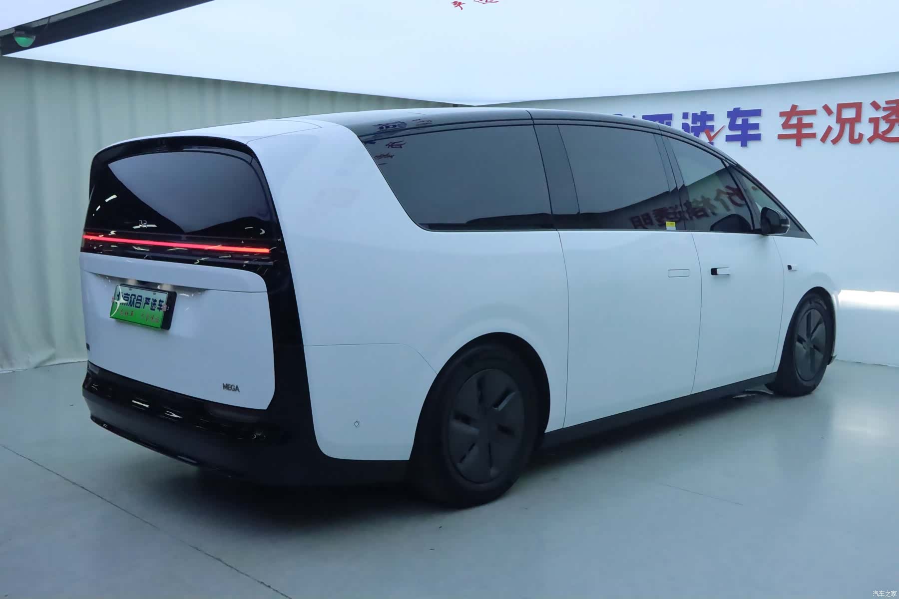 Li Auto MEGA, 2024 32