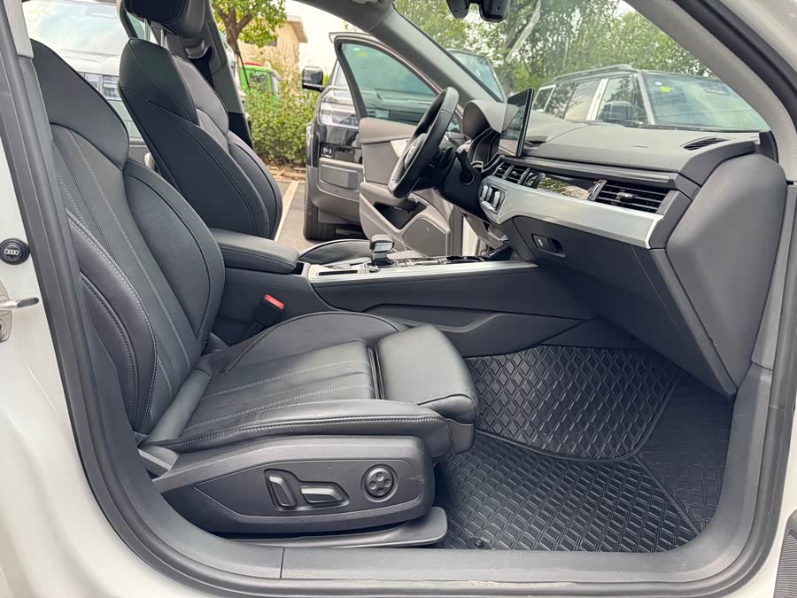 Audi A4L 2022, фото 13