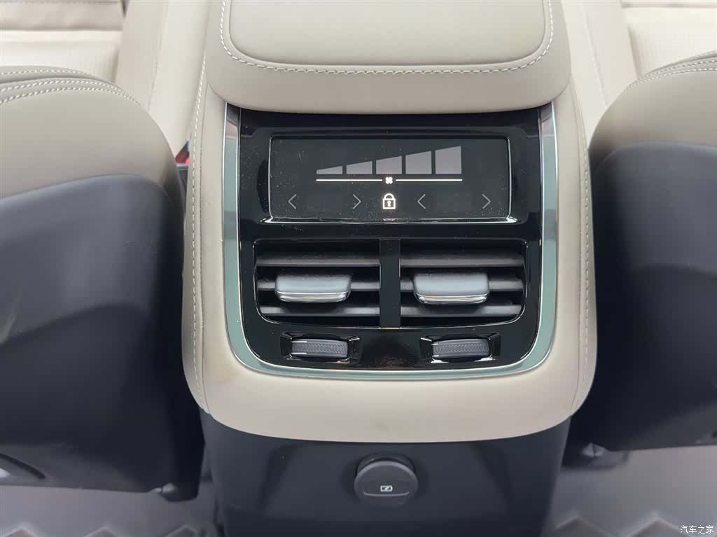 Volvo XC90, 2025 11