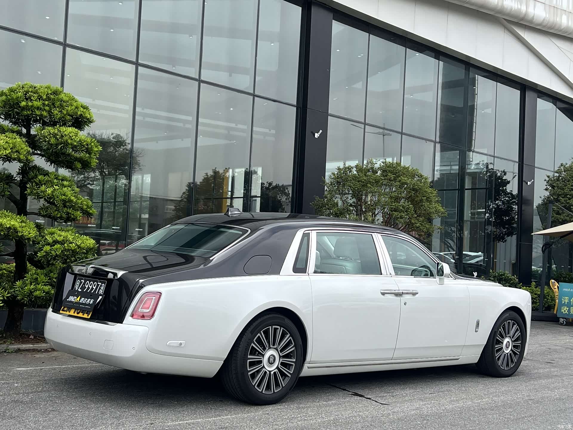 Rolls-Royce Phantom, 2019 3