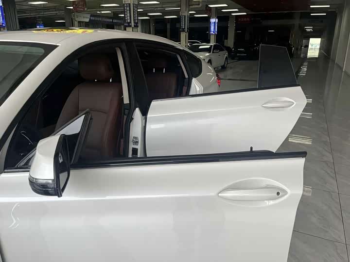 BMW 5 Series GT 2014 528i Leading