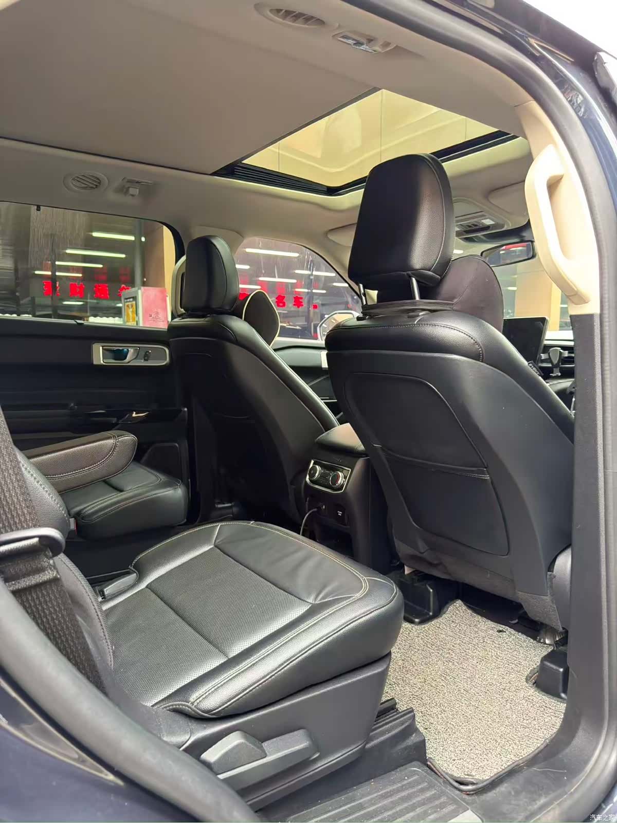 Ford Explorer, 2022 11
