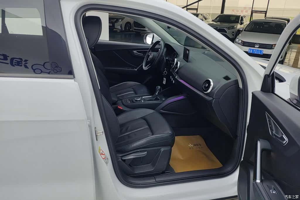 Audi Q2L, 2023 8