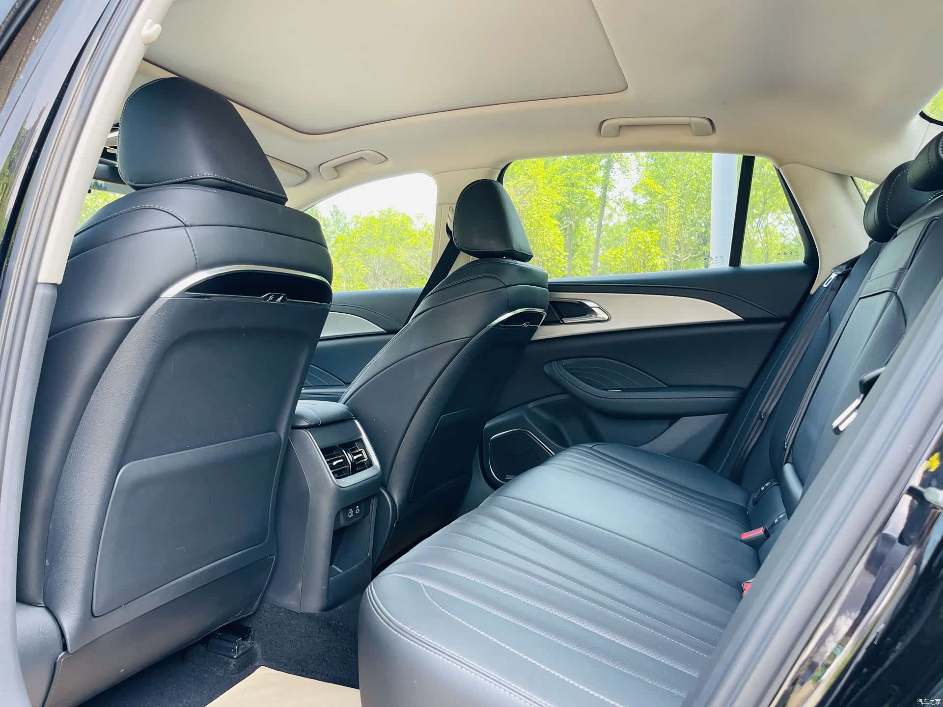 Hongqi H5, 2023 18