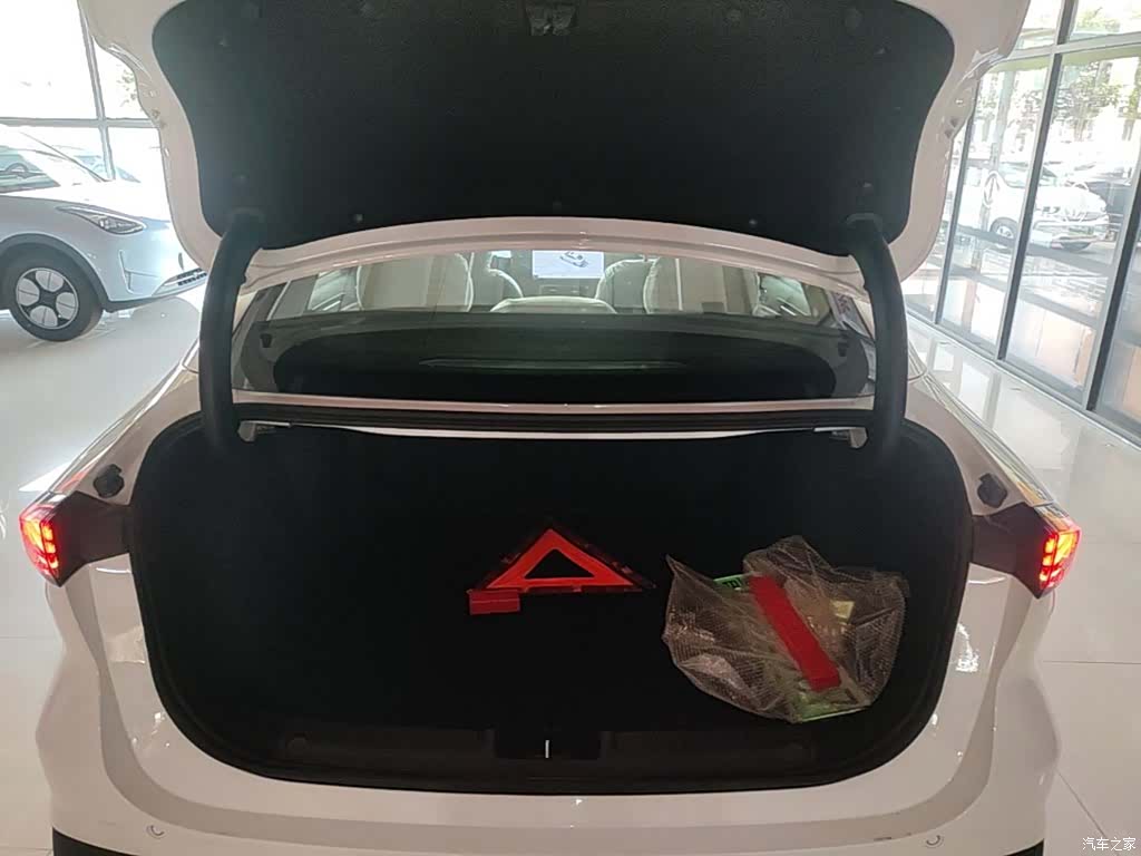 Geely Galaxy L6, 2026 19