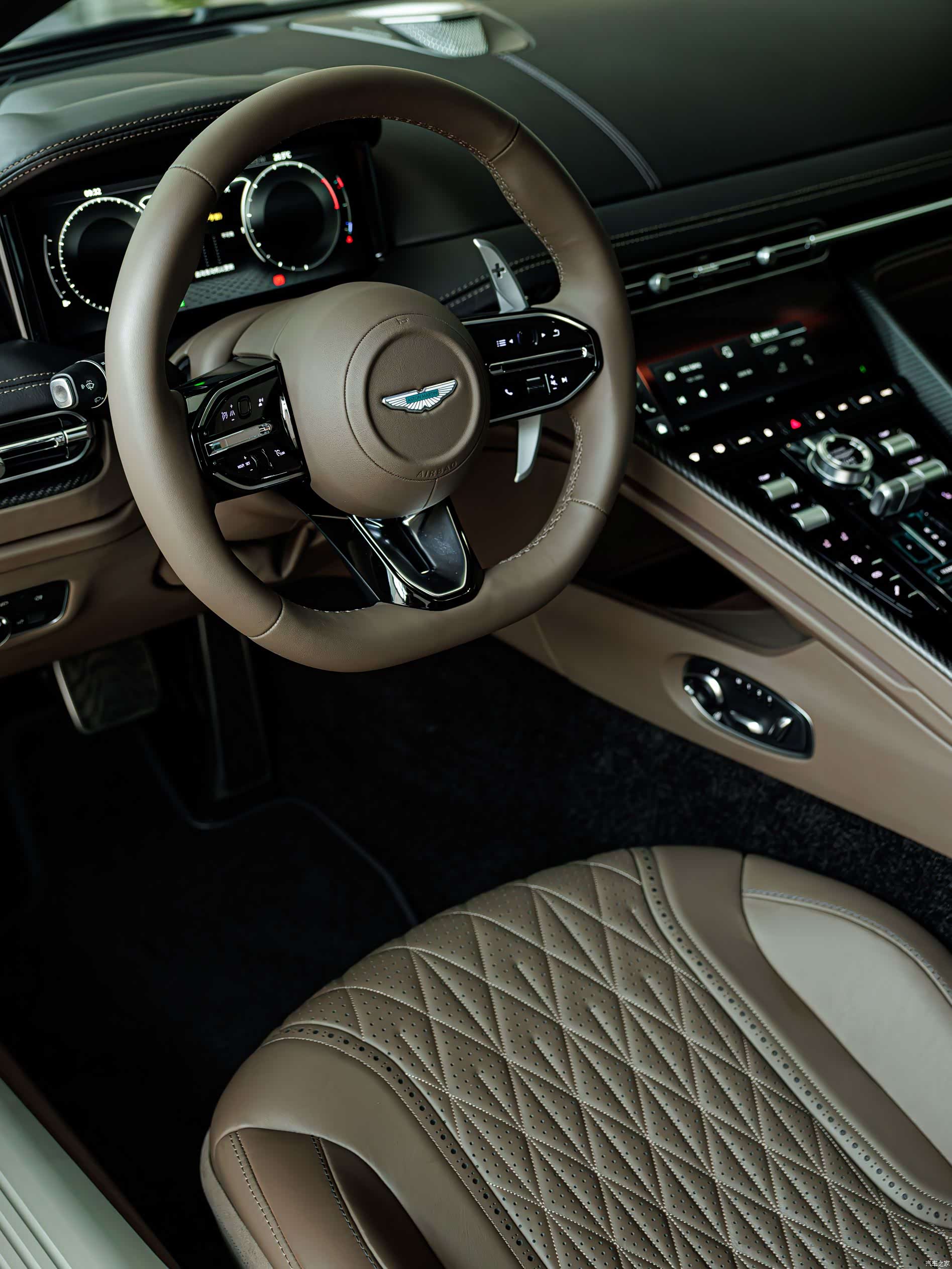 Aston Martin DB12, 2025 8