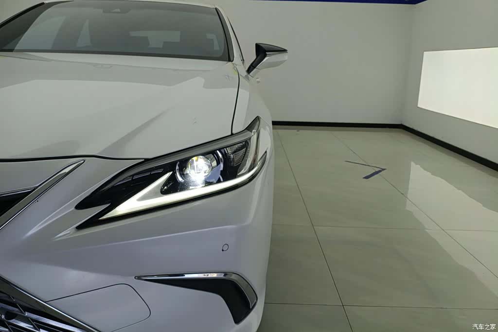 Lexus ES, 2020 все фото