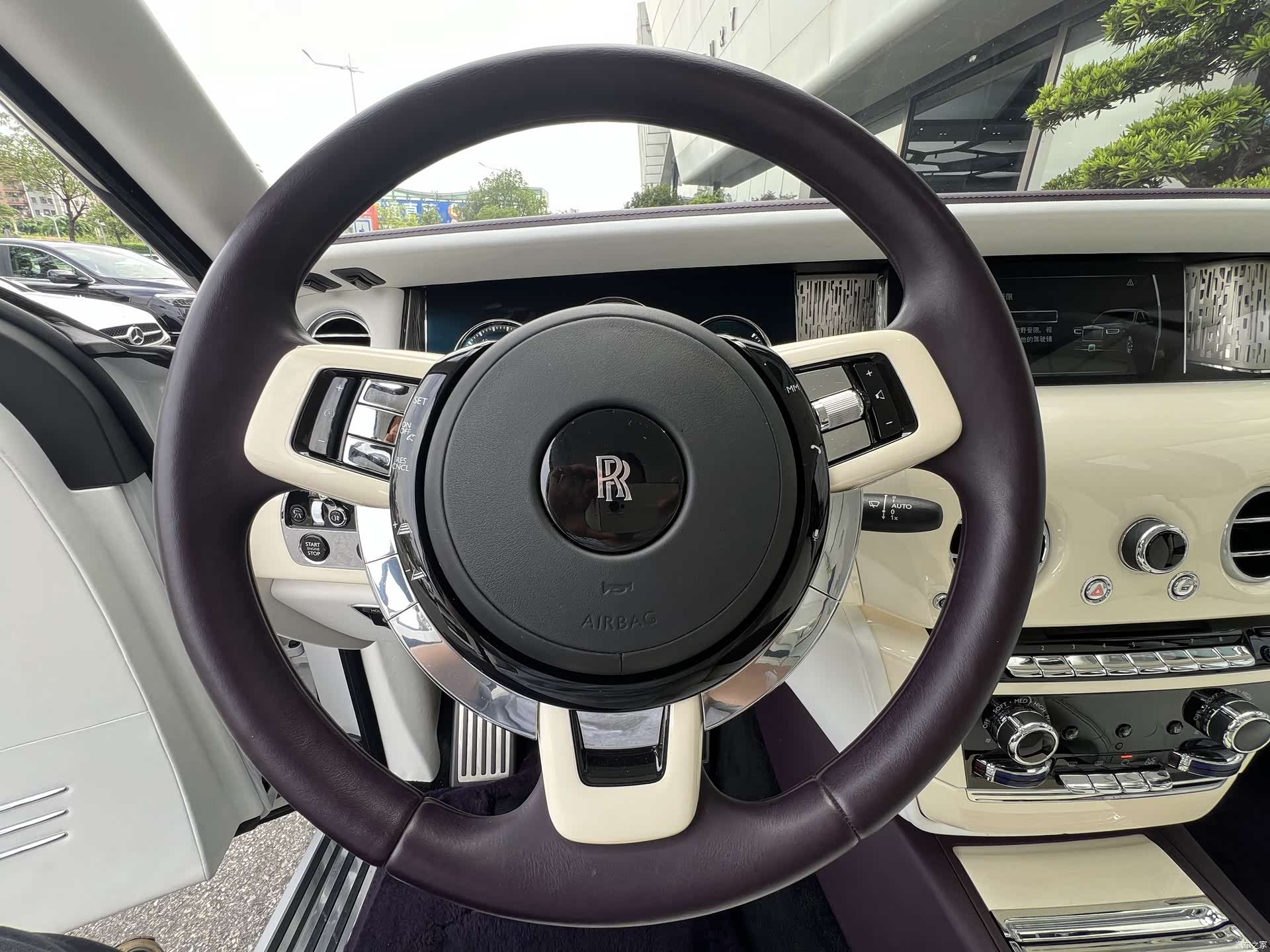 Rolls-Royce Phantom, 2019 все фото
