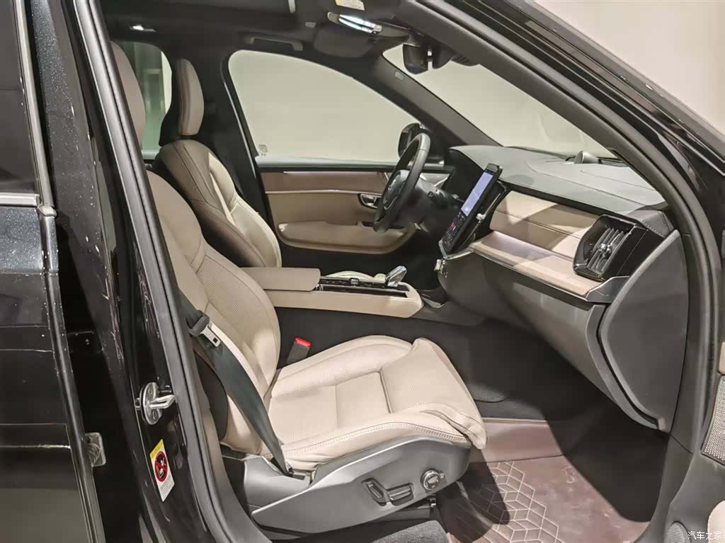 Volvo XC90, 2025 6