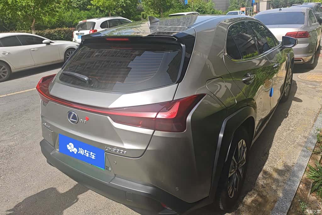 Lexus UX, 2021 3