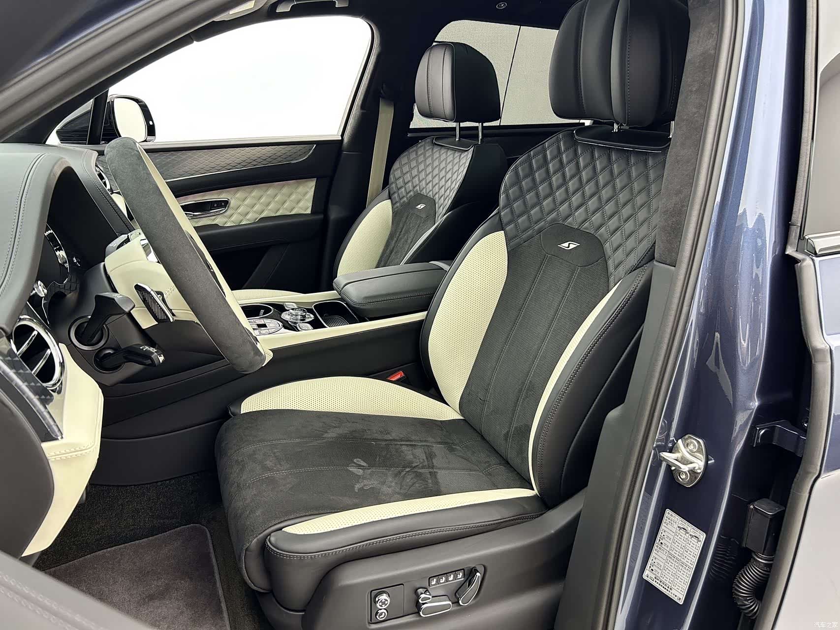Bentley Bentayga, 2023 все фото