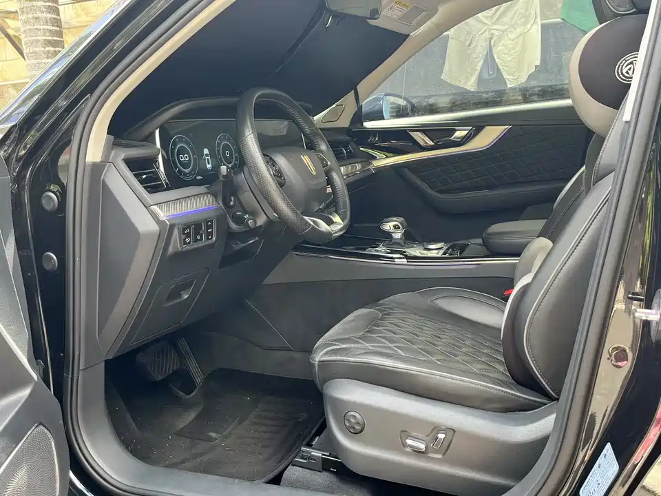 Hongqi HS5
