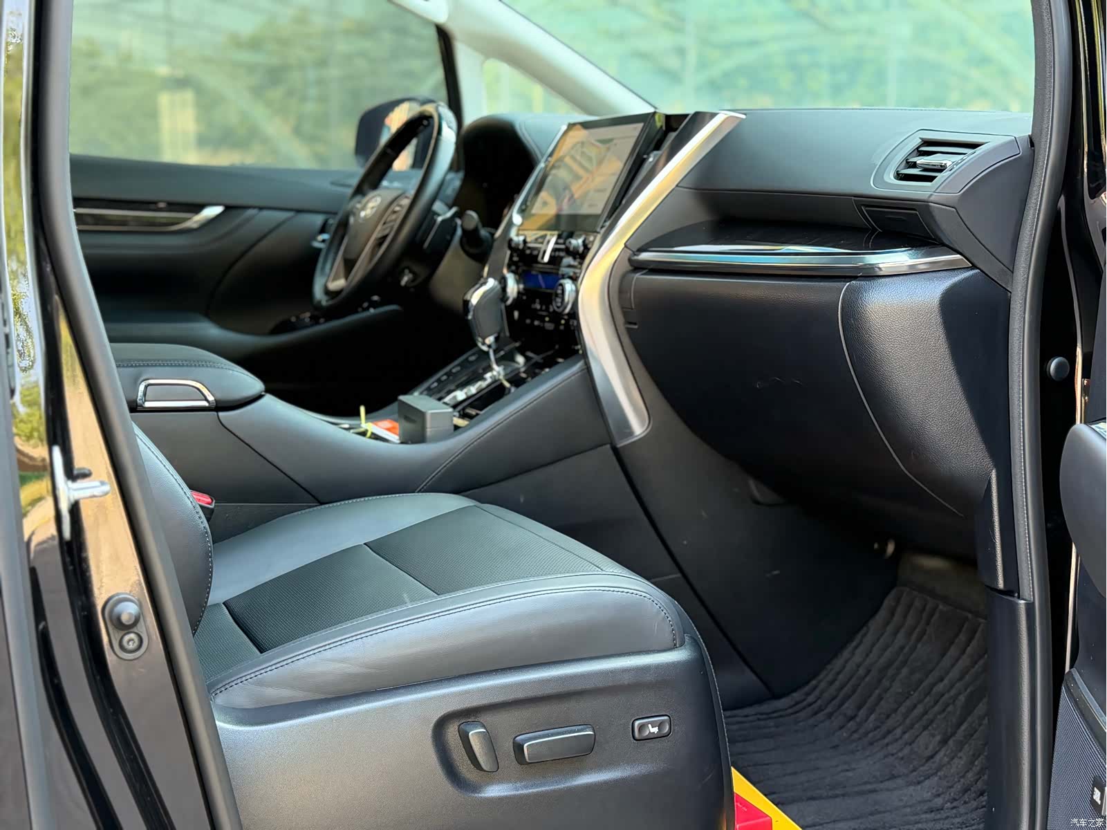 Toyota Vellfire, 2022 9