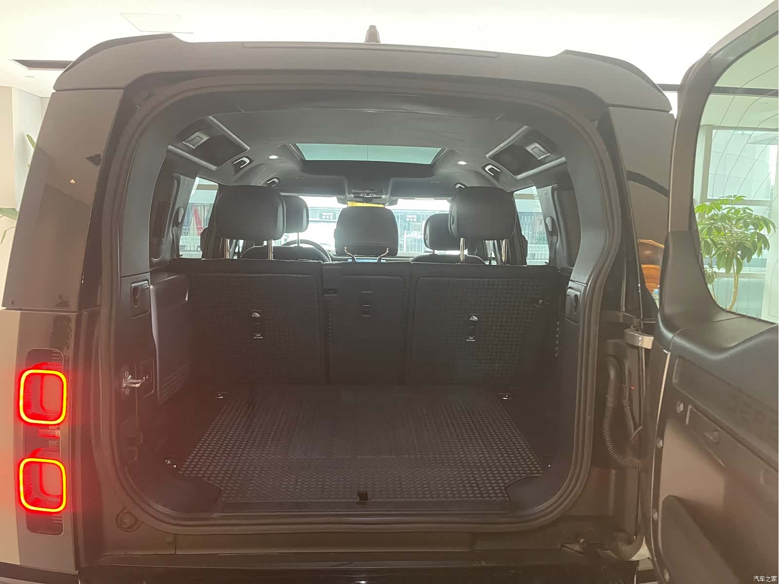 Land Rover Defender, 2024 9