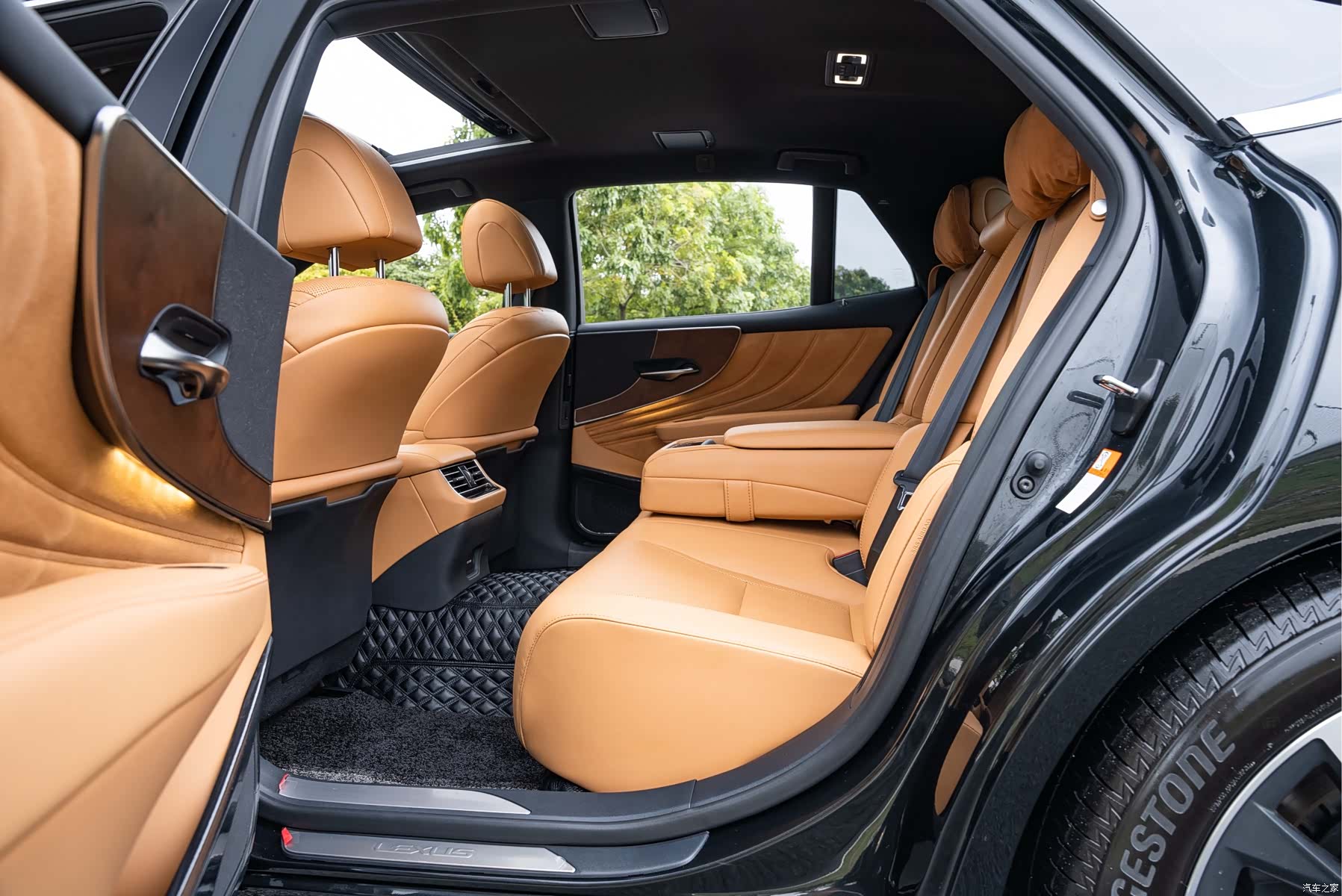 Lexus LS, 2023 10