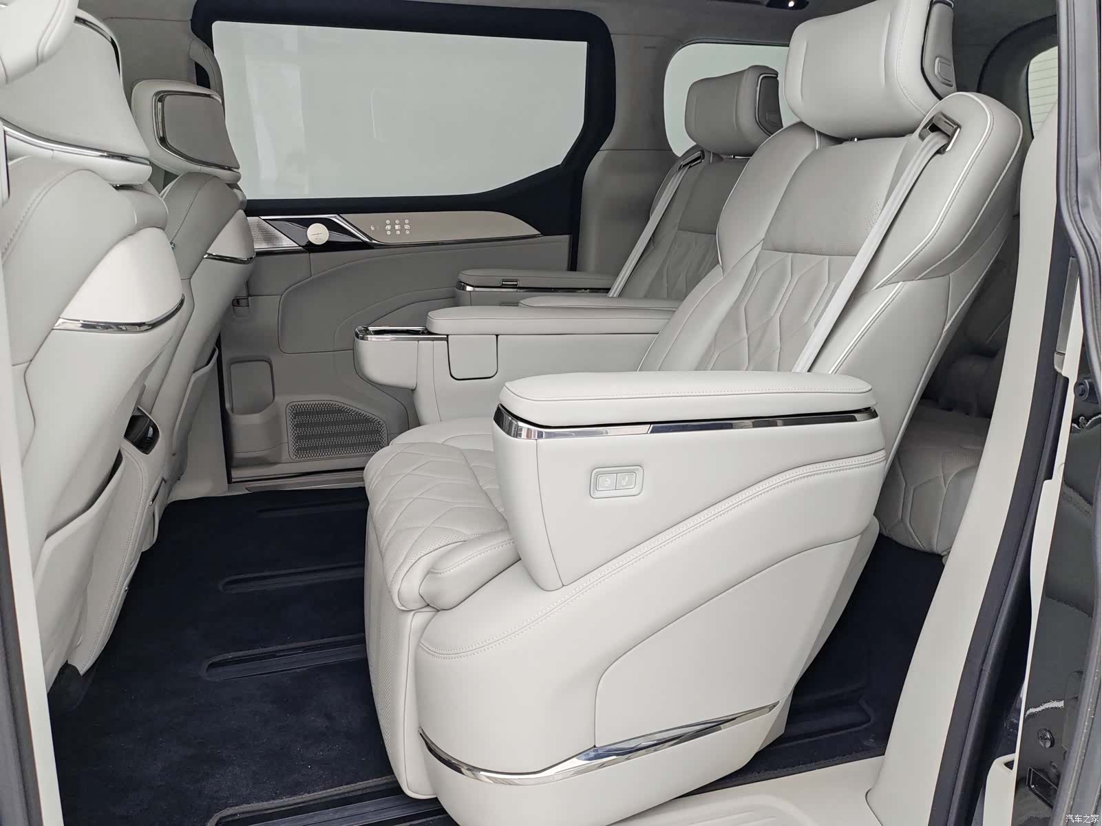 Volvo EM90, 2024 все фото