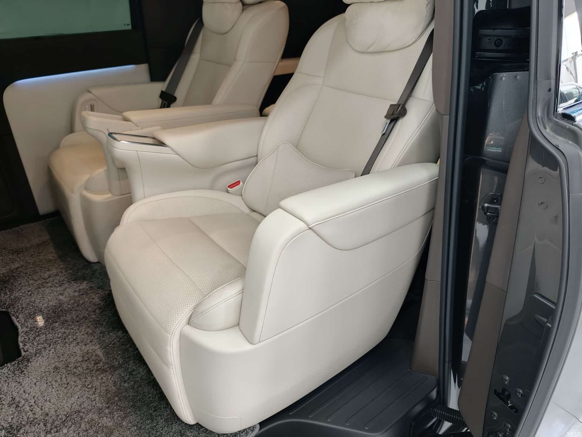Li Auto MEGA, 2024 23