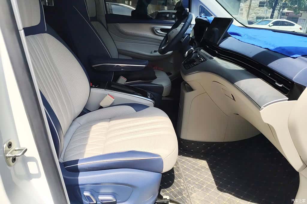 Roewe iMAX8, 2023 8