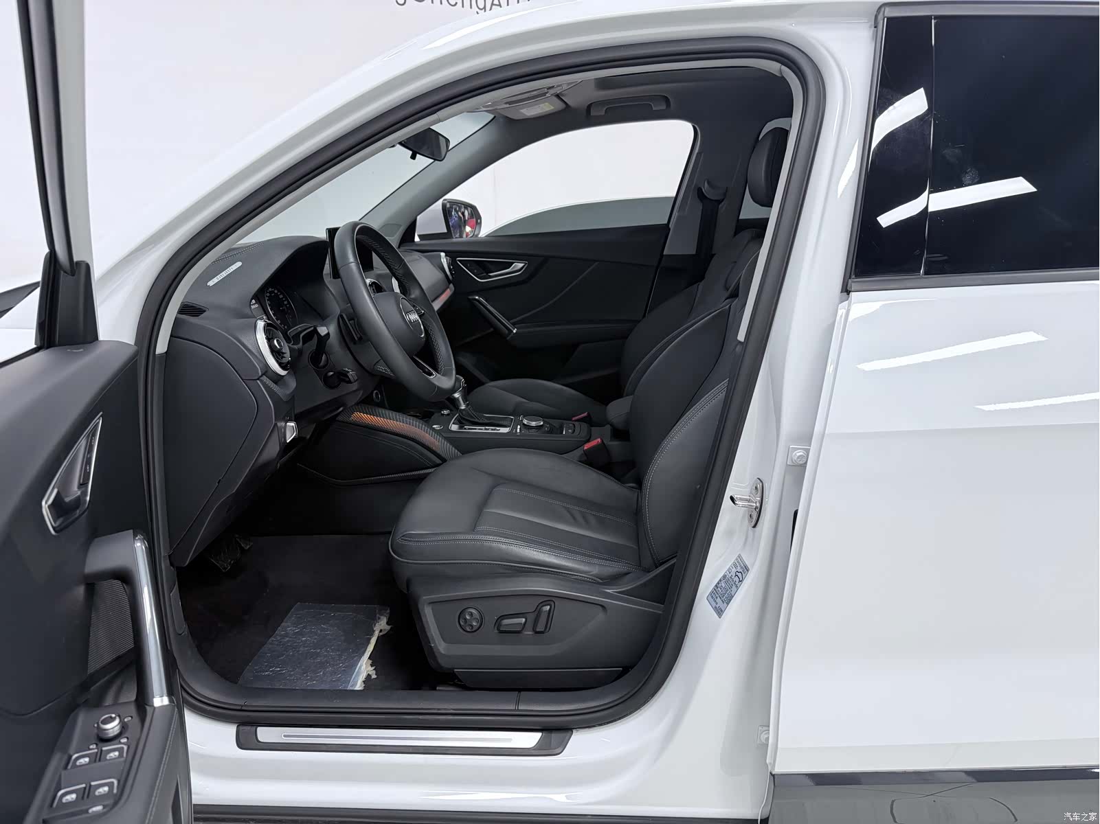 Audi Q2L, 2023 10