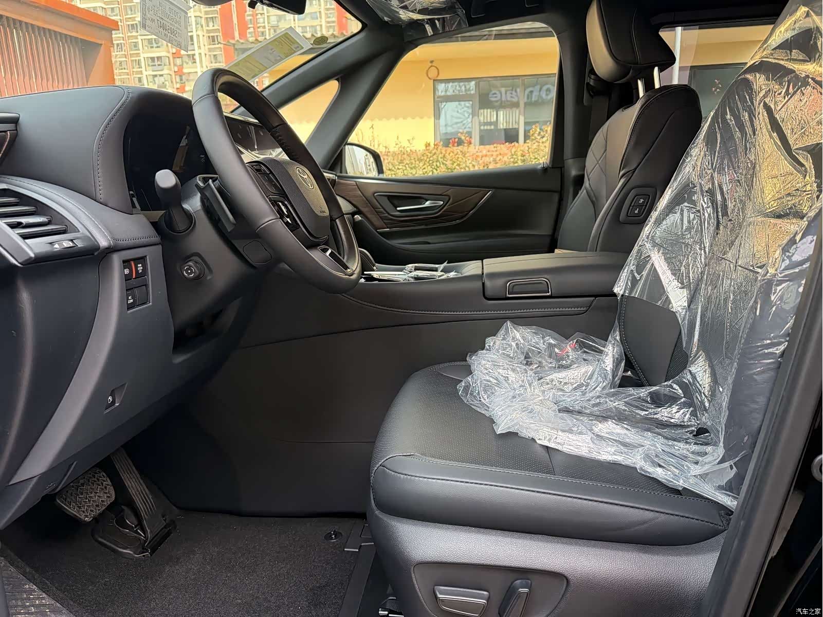 Toyota Alphard, 2025 11